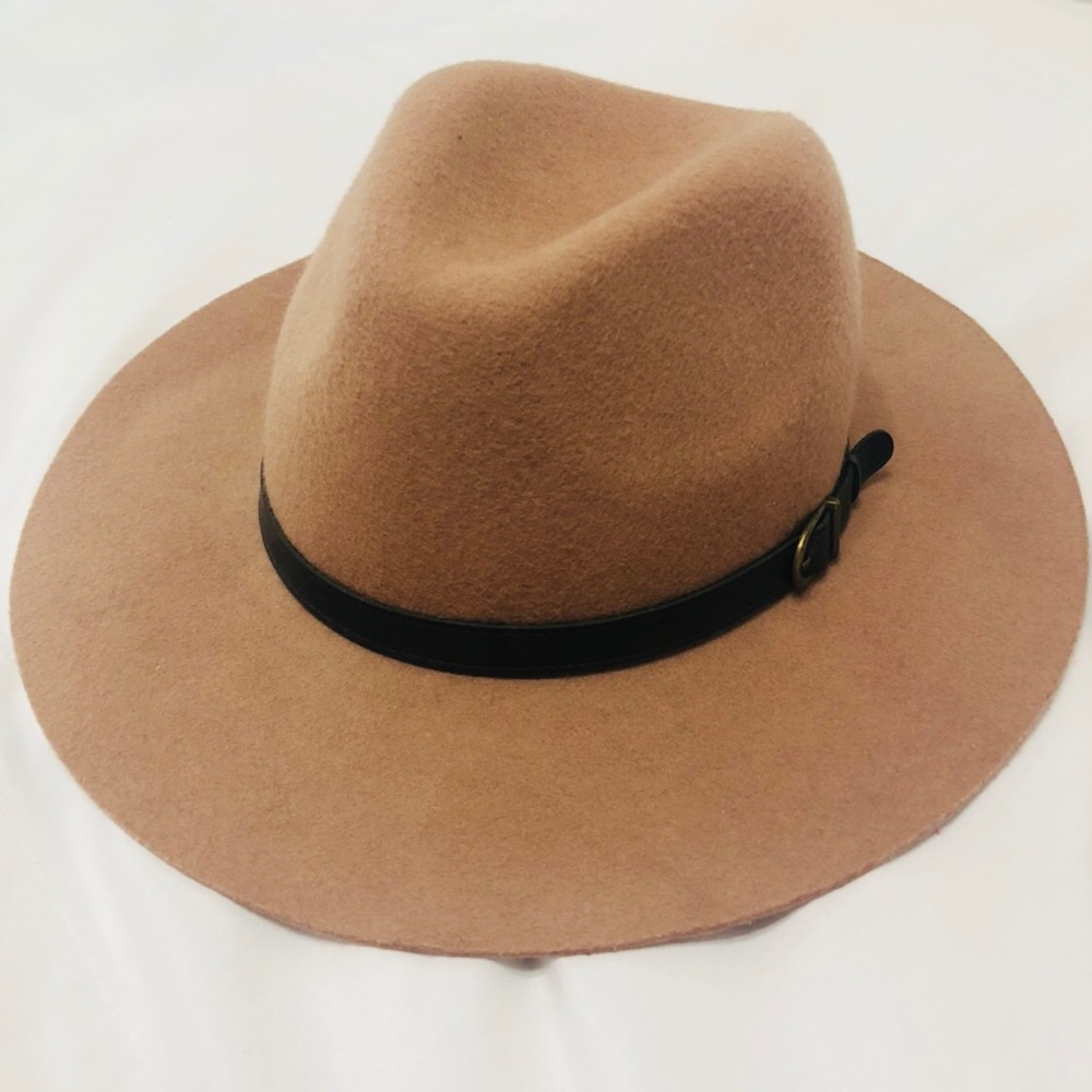 Beige floppy hat ☀️